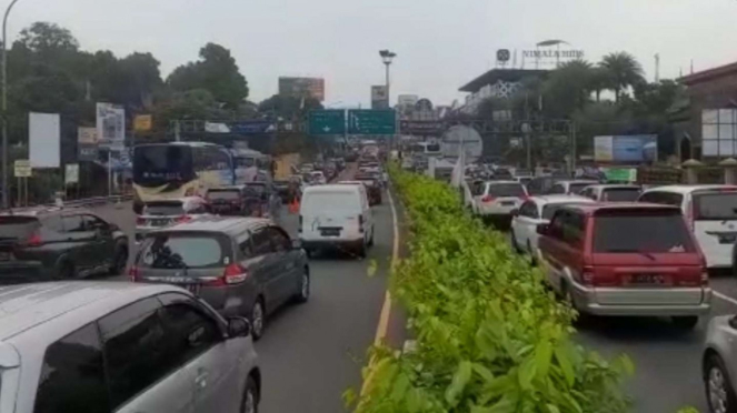 Polres Bogor tak hanya menerapkan rekayasa lalu lintas satu arah ke kawasan Puncak, Bogor, untuk mengantisipasi lonjakan wisatawan saat libur panjang akhir pekan, Sabtu 14 Mei 2022.