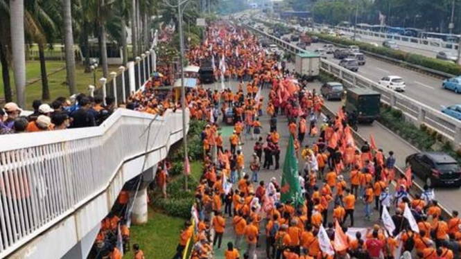 Ribuan orang massa aksi demonstrasi memperingati puncak Hari Buruh se-Dunia alias May Day Fiesta berkumpul dan membuat kerumunan besar di depan gerbang utama gedung DPR/MPR RI, Jakarta, Sabtu, 14 Mei 2022.