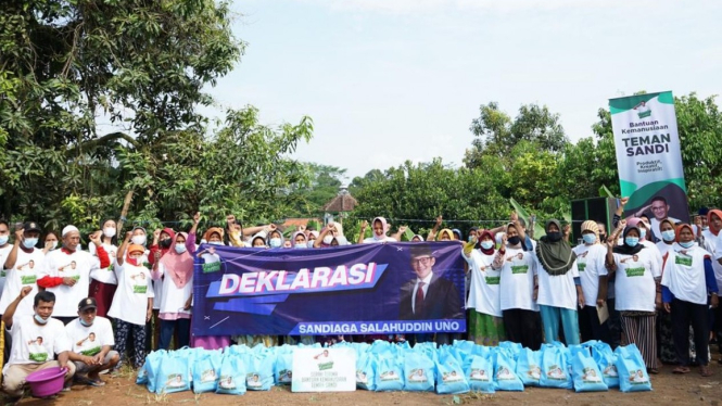 Ratusan emak-emak di Semarang deklarasi dukung Sandiaga Uno nyapres.