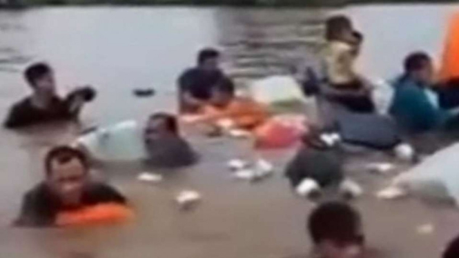 Tangkapan layar video para penumpang kapal berusaha menyelematkan diri setelah kapal yang mereka tumpangi tenggelam di Sungai Indragiri, Kabupaten Indragiri Hilir, Riau, Jumat, 13 Mei 2022.
