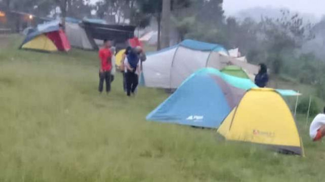 Tenda-tenda yang tersambar petir di Puncak Bogor.