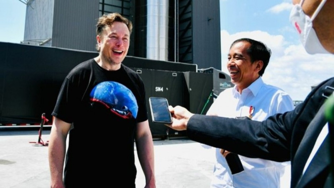 Presiden Joko Widodo bersama Elon Musk di Kantor SpaceX yang berada di Boca Chica, Amerika Serikat.