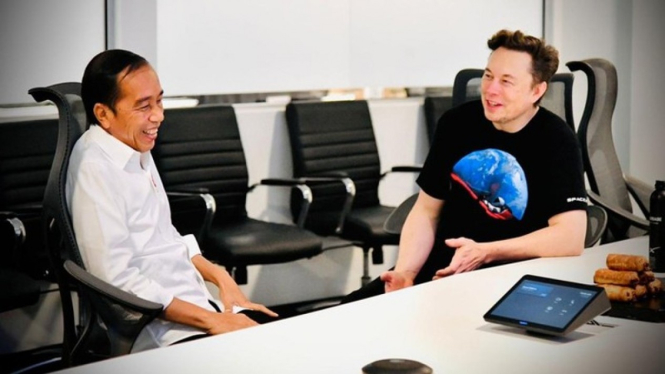 Presiden Joko Widodo bersama Elon Musk di Kantor SpaceX yang berada di Boca Chica, Amerika Serikat.