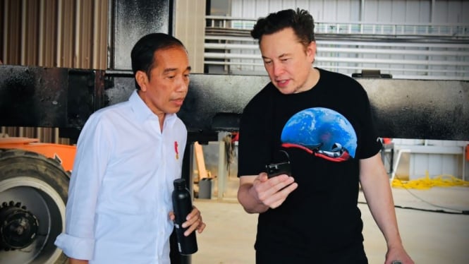 Presiden Joko Widodo (Jokowi) bersama Elon Musk di Kantor SpaceX yang berada di Boca Chica, Amerika Serikat (AS).