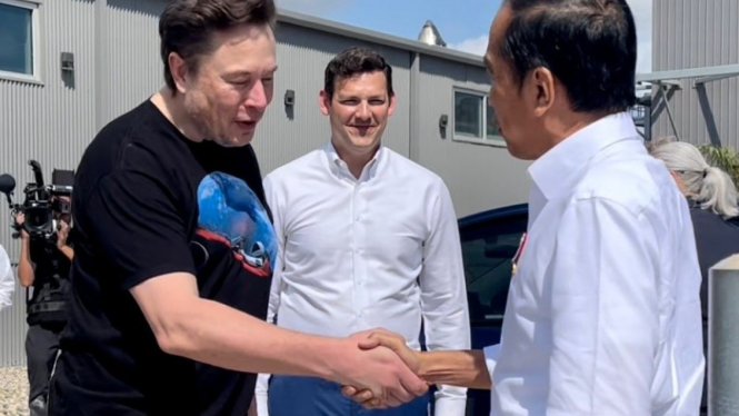 Presiden Joko Widodo bersama Elon Musk di Kantor SpaceX yang berada di Boca Chica, Amerika Serikat.
