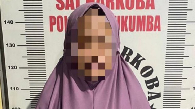 Emak-emak 40 tahun itu diamankan polisi lantaran terlibat penyalahgunaan narkoba.