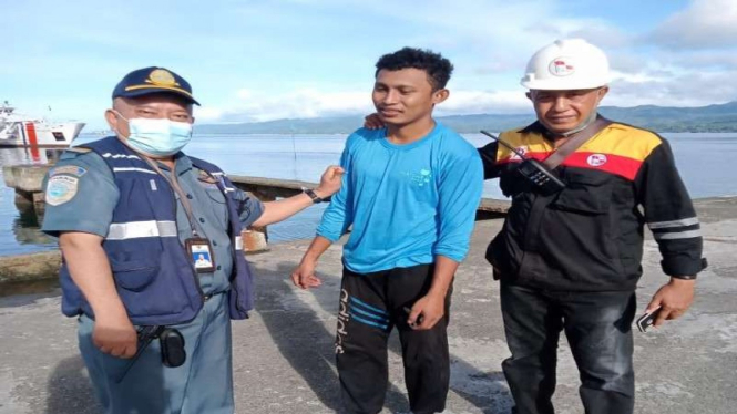 Jhon Saiya, warga Pulau Haruku Ambon, lompat dari kapal