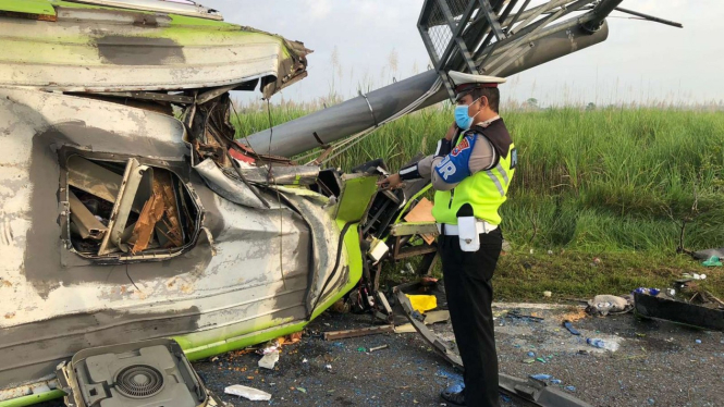 Kecelakaan Maut Bus Pariwisata di Tol Surabaya-Mojokerto KM 712