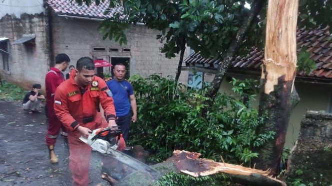 Depok diterjang angin puting peliung