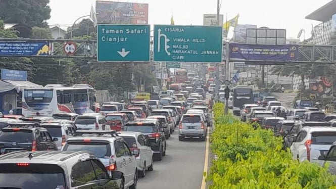 Lalu lintas padat menuju Puncak, Bogor pada libur long-weekend Waisak