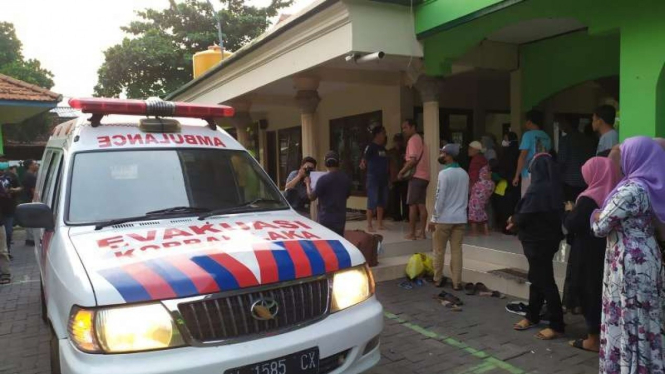 Ambulans jenazah korban kecelakaan maut bus di Tol Mokokerto tiba di Benowo