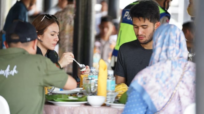 Wulan Guritno dan Sabda Ahessa makan bersama di Museum Aceh.