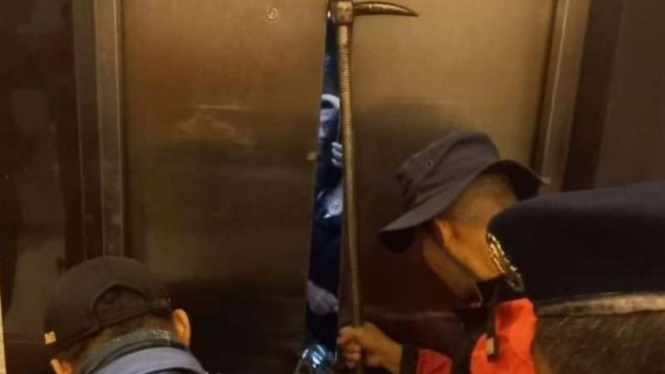 Petugas mengevakuasi pengunjung yang terjebak dalam lift.