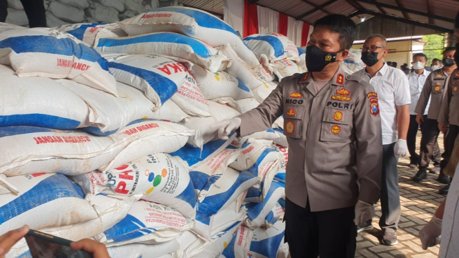 Kapolda Jatim Irjen Pol Nico Afinta saat merilis kasus jual beli pupuk bersubsidi di Markas Polda Jatim di Surabaya.