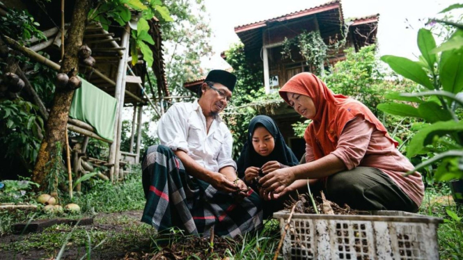 Kegiatan Pertanian Keluarga di Pesantren At-Thariq, Garut Jawa Barat.
