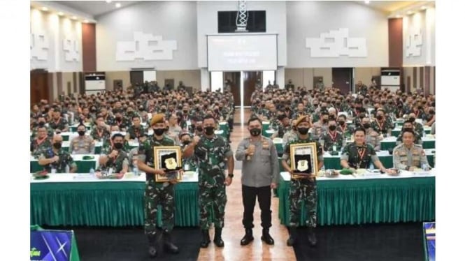VIVA Militer: Pangdam Jaya dan Kapolda berikan penghargaan ke 2 prajurit TNI AD