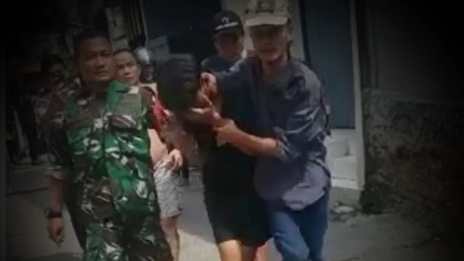 VIVA Militer: Serda Bambang tangkap jambret.