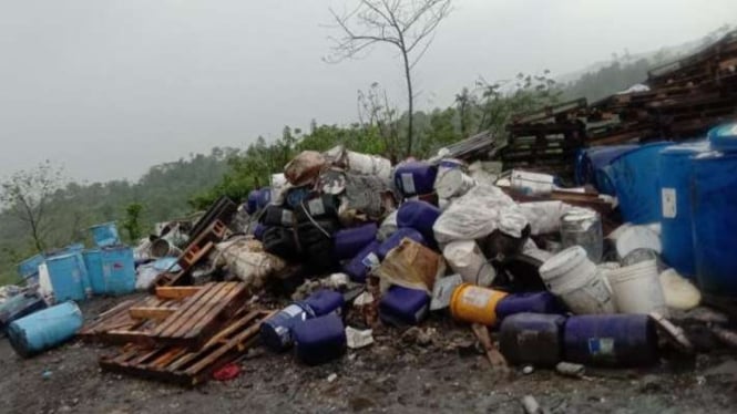 Sampah yang terkategori limbah bahan berbahaya dan beracun (B3) dibuang sembarangan di kawasan perhutanan sosial di wilayah Kabupaten Karawang, Jawa Barat, berdasarkan temuan Wakil Ketua Komisi IV DPR Dedi Mulyadi, Selasa, 17 Mei 2022.