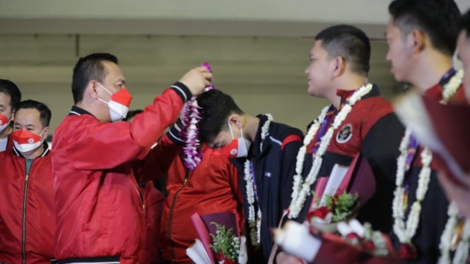 Ketua Harian PBESI Bambang Sunarwibowo menyambut kepulangan atlet dari SEA Games 2021