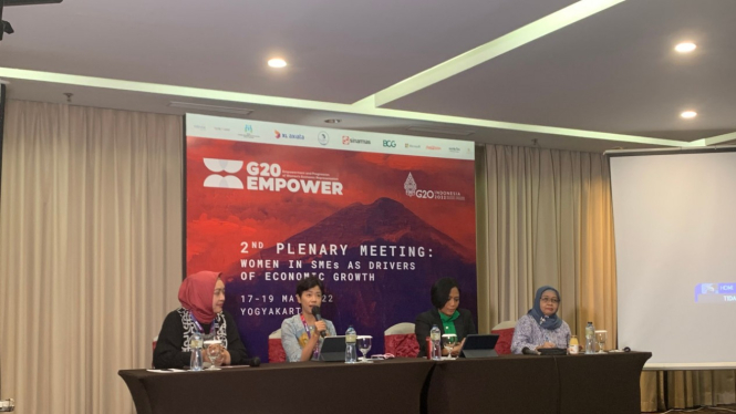 Chairwoman G20 Empower Indonesia, Yessie Dianty Yosetya (dua kiri).