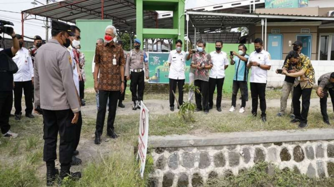 Gubernur Jawa Tengah Ganjar Pranowo meninjau pembangunan talud di Sukoharjo