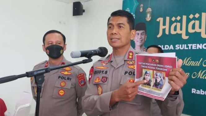 Kepala Polda Sulawesi Tengah Irjen Pol Rudy Sufahriadi menunjukkan foto sisa DPO MIT Poso yang diburu Satgas Madago Raya pada rilis di kantornya, Rabu, 18 Mei 2022.