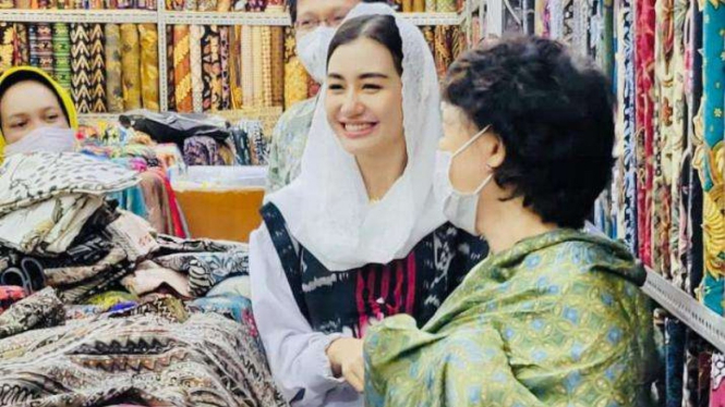 Istri Bupati Trenggalek, Novita Hardini Mochamad, di Pasar Tanah Abang.