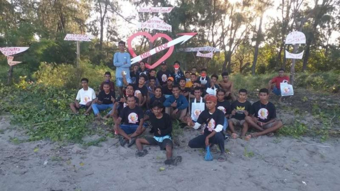 Relawan Ganjar Milenial NTT melakukan aksi bersih-bersih pantai