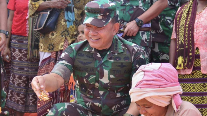 VIVA Militer: KSAD Jenderal TNI Dudung Abdurachman menanam jagung di Kupang