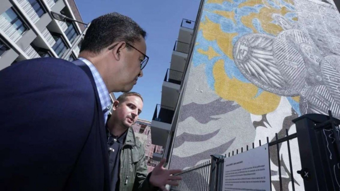 Gubernur DKI Anies Baswedan mengunjungi mural penanda Sister City Jakarta-Berlin.