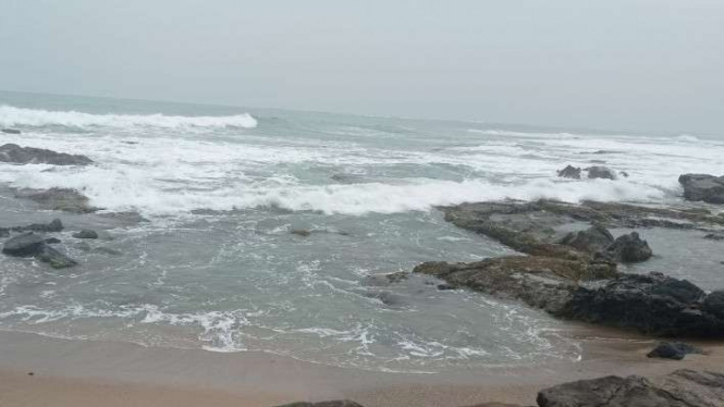 Pesisir selatan Lebak membahayakan wisatawan yang berenang terkait gelombang.