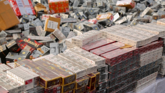 Petugas Bea Cukai Sidoarjo menggagalkan pengiriman 480.000 batang rokok berpita cukai palsu. 