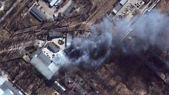 VIVA Militer: Basis militer Ukraina di Yavoriv meledak dihantam rudal Rusia