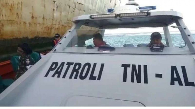 VIVA Militer: Unsur TNI AL bantu proses penarikan kapal KM. Sirimau yang kandas