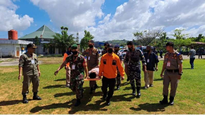 VIVA Militer: Prajurit TNI AL gelar latihan penanggulangan bencana alam di Nias