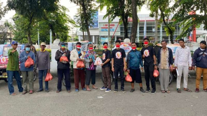 Relawan Ganjar Milenial Sumut bagikan 300 paket sembako ke sopir bentor