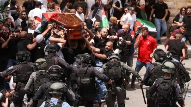 VIVA Militer: Warga Palestina membawa peti jenazah jurnalis Shireen Abu Akleh