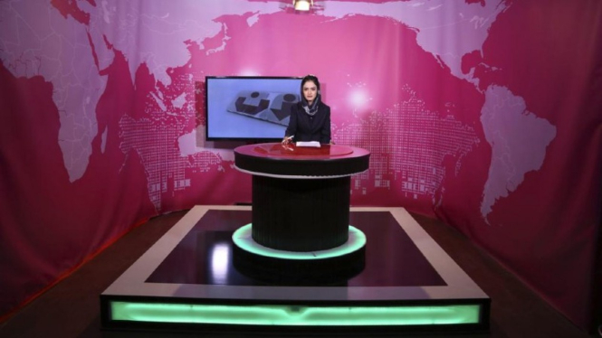 Basira Joya (20) presenter program berita Zan TV station.