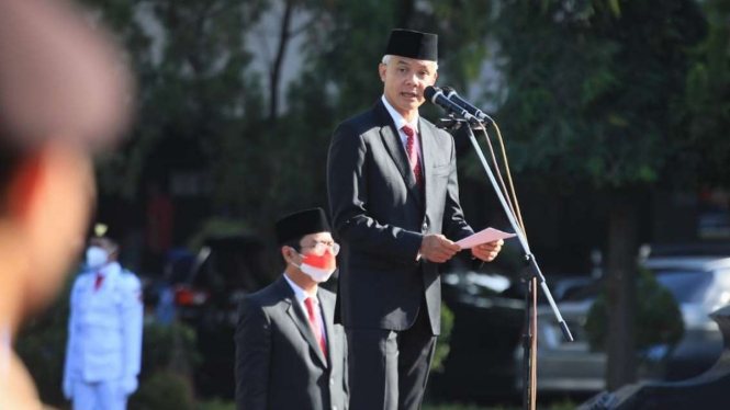 Gubernur Jateng Ganjar Pranowo saat pimpin upacara Harkitnas.