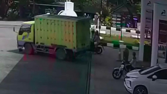 Video CCTV truk menabrak dan menyeret gadis 19 tahun di Grobogan, Jateng