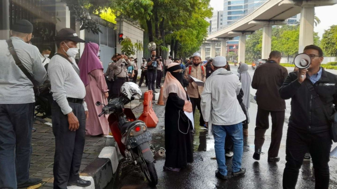 Massa mulai berdatangan untuk menggelar aksi di depan Kedubes Singapura.