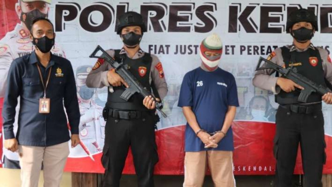 Polres Kendal menangkap Arief Pudjiana (64) yang diduga melakukan pencabulan.