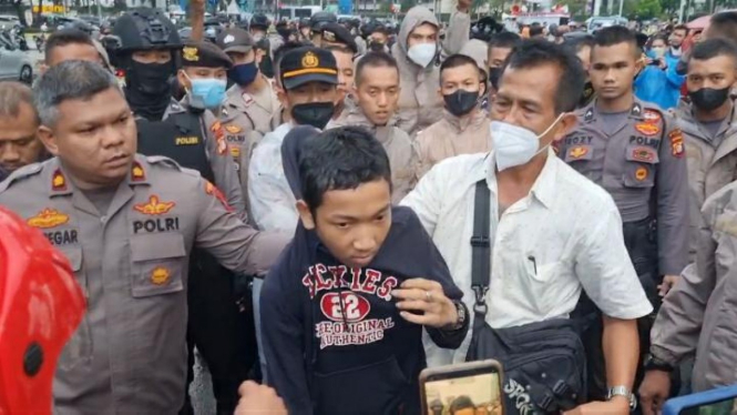 Polisi Amankan Puluhan Orang Dalam Aksi Demo di Patung Kuda Jakarta