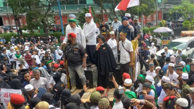 Umat Islam menggelar demonstrasi di Konjen Singapura Medan.