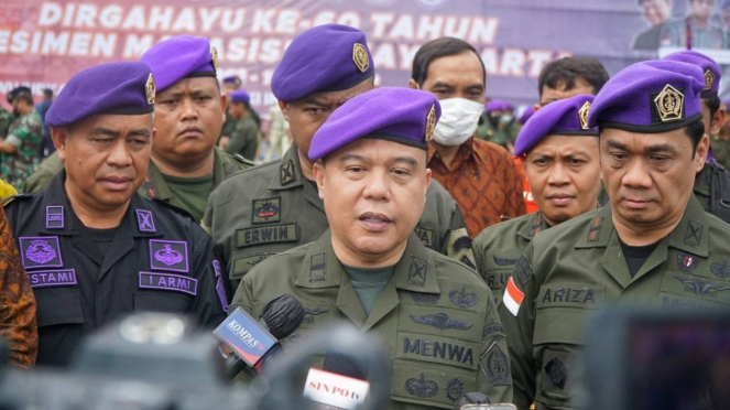 Wakil Ketua DPR Sufmo Dasco Ahmad (tengah) dan Riza Patria (kanan).