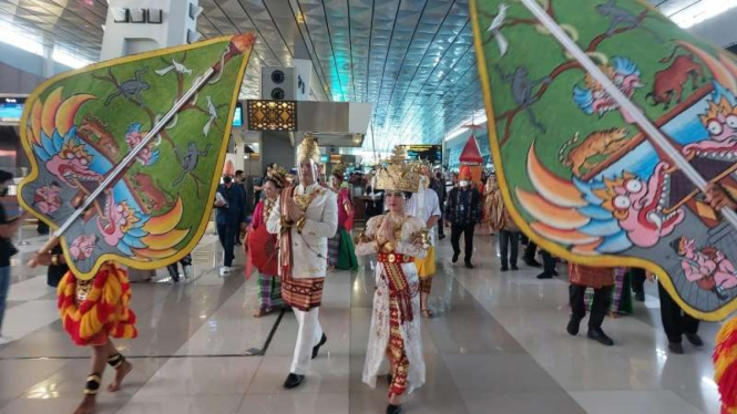 Parade Budaya di Bandara Soetta.