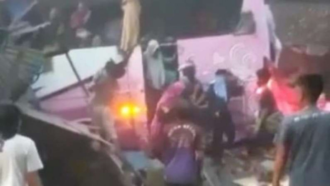 Bus pariwisata yang kecelakaan di Ciamis, Jawa Barat.