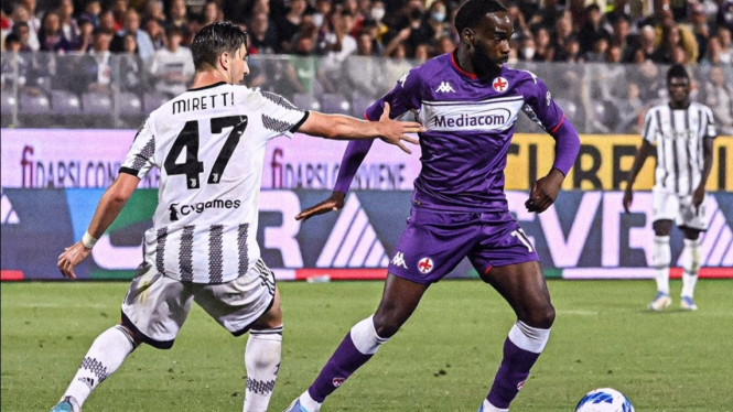 Pertandingan Fiorentina vs Juventus. 