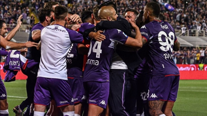 Para pemain Fiorentina merayakan kemenangan. 