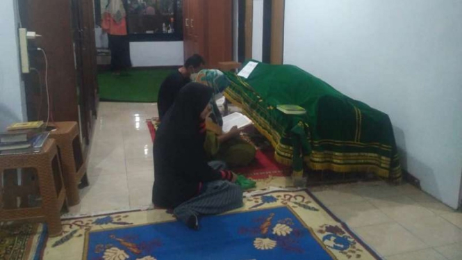 Keluarga mendoakan jenazah Achmad Yurianto